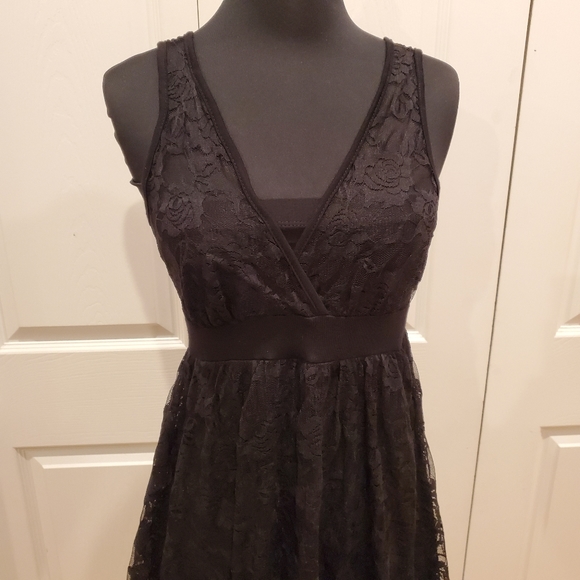 Black Lace uneven hem Dress - Picture 5 of 8